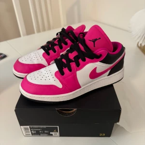 Jordan 1 low - Jättefina jordans som nya i skick, lite crease på skorna men väldigt lite använda max 4 gånger.