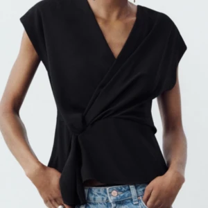 Topp från zara  - Säljer denna populära topp från zara använd 1 gång precis som ny 