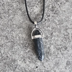 Svart halsband med sten - Hänge med halsband i läder liknande material samt liten kedjedel. Smyckes storlek: ca 41mm x 13mm  Kedjestorlek: ca 45cm - 50cm Observera att ditt smycke kan skilja sig något från bilderna på grund av naturliga material.🎈Fri frakt❤️