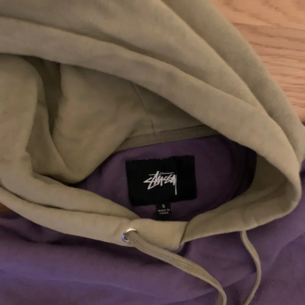 Stussy hoodie från cirka 2016 är bra skicka fråga gärna om ni har frågor pris kan diskuteras . Hoodies.