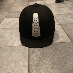 Ridhjälm  - Ridhjälm i fint skick. Frakt tillkommer.