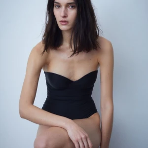 Body  - Intressekoll på denna sjukt snygga body från hm som är slutsåld överallt. Storlek 75A. Aldrig använd, lappen kvar. HÖGST PRISFÖRSLAG INNAN IKVÄLL 20.00 (30/9) GÅR DEN TILL. 💖💖💖