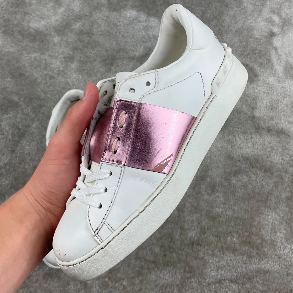 Valentino open sneaker | Skick: 8/10 |  Storlek: 37,5 | Nypris: 7000 kr | Pris: 2199 kr | Tillbehör: inget | Fler frågor? Hör av dig isåfall!. Skor.