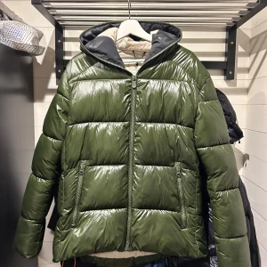 Save the duck jacka - Storlek L, skick 9,5/10 använd 1-2gånger  nypris ligger på 3.600