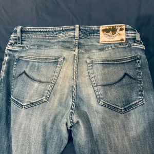 Jacob Cohën jeans - Jacob Cohën jeans i storlek 33 Riktigt snygga slimfit jeans som passar till allt Nypris ca 5000