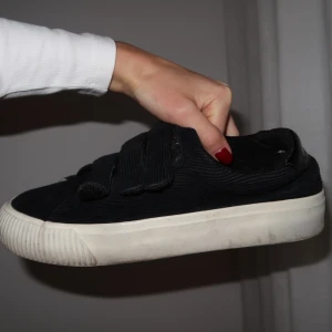 Even&Odd sneakers - Even&Odd sneakers. Extremt använda och har flera defekter. Därav priset. Har hål i tyget på hällkappan (insidan), fått sprickor i sulan m.m. Går att använda, men de har somsagt flera defekter. Är inte hål rakt igenom någonstans.