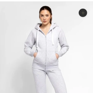 Russemerch hoodie - Säljer denna sjukt snygga zip hoodie från Russemerch. Helt ny! Skriv privat för fler bilder