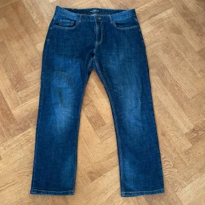 Jeans, regular fit - Använt skick men kvar att ge. Regular fit W36  L30 