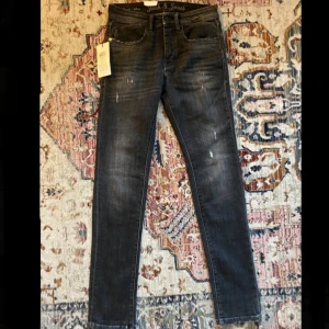 Jack and Jones jeans - Säljer dessa då de var för små för mig. De är helt nya. Har du övriga frågor är det bara skicka!