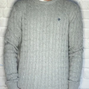 Morris tröja cable  - Tvättade tröjan och den krympte det står L i den men skulle säga att den passar M. Nypris 1500kr lite defekter finns men inget som synns. Ni ser det på bilderna. Färg grå 