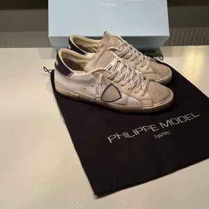 Philippe Model  - Säljer nu dessa riktigt feta Philippe Model skor! Skick 8/10, storleken är 41 men passar även 42. Box och dustbag följer med. Pris kan diskuteras. Tveka inte att höra av dig vid minsta lilla fråga/fundering. 