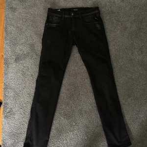 Replay anbbas  - Säljer ett par snygga Replay anbbas. De är i storlek 31 och har en slim passform som sitter riktigt bra. Perfekta för både vardag och fest! 🖤