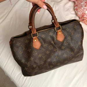 Louis Vuitton speedy bag 35 - Säljer min älskade Louis Vuitton Speedy bag i storlek 35. Perfekt vardadags väska och rymmer mycket. Självklart 100% äkta. Dragkedja defekt men är enkelt att fixa. Naturligt vintage slitage.  Tar emot bud! Pris kan diskuteras 🧡🧡🧡