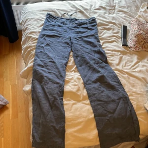 Ljusbla, Lågmidjade linne byxor  - Linnebyxor i blå färg som är Lågmidjade och utsvängda! Bra skick och väldigt sköna! 