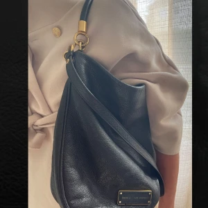 MARC BY MARC JACOBS väska  - Liten sliten vid namnet fast de går endå att se bra anars bra skick🤩