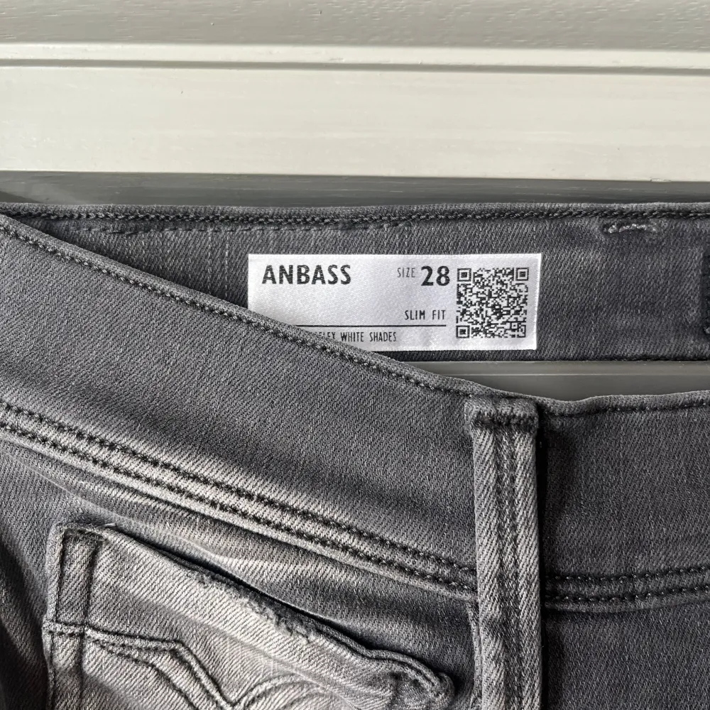 Superfina Replay Anbass jeans i färgen grå. Storlek 28/32 och i mycket fint skick. Hyperflex. Nypris 1699kr, köp för endast 599kr. Jeans & Byxor.