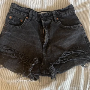 Svart zara jeans shorts  - Nu säljer jag min svarta zara jeans shorts  för bara 100kr ❤️