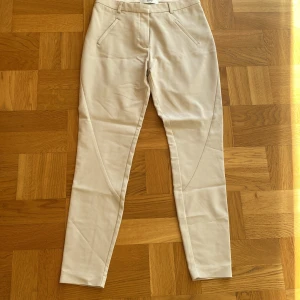 Five Units byxa - Storlek 28, ljusbeige, använda en gång