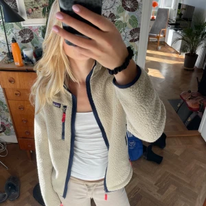 Patagonia fleece - Säljer min fina patagonia! Väldigt bra skick! Lite liten för mig som oftast bär M och är 174. Passar bra på S/Xs