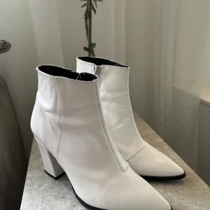 Vita boots  - Storlek 38 Använda ett fåtal gånger
