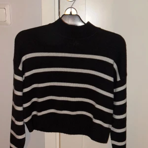 Stickad tröja  - en stickad tröja ifrån Hm, nyskick och inga defekter. perfekt i armarna o lite kroppad vid magen. man får en fin form och jätte fin nu t hösten/vintern. använder inte längre o därför säljs den. priset är 50kr. storlek S/Xs. Köparen står för frakten! 
