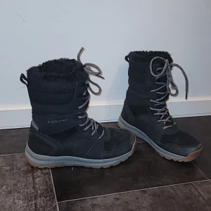 Vinterkängor - Säljer dessa för de har inte kommit till användning <3 Köpte för 600 kr och har använt ca 5 gånger så säljes för 300 :) stl 37