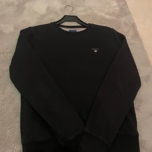 Säljer min Gant tröja. - Funkar perfekt att ha en piké under eller skjorta. Väldig skön. Jag är 14 och är typ 178cm, så den börjar bli ganska kort i armar och midja. Storlek:XS