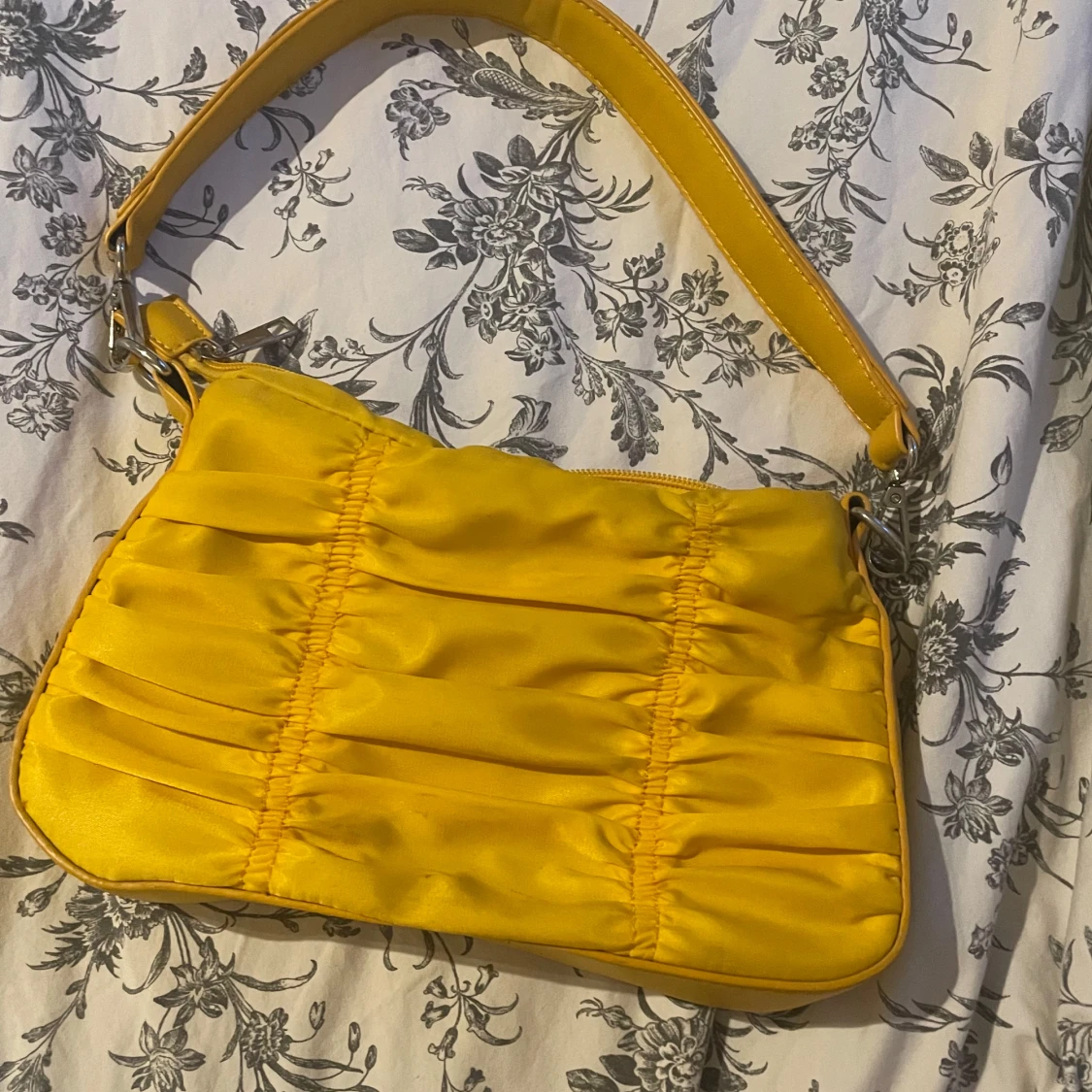 Gul väska
