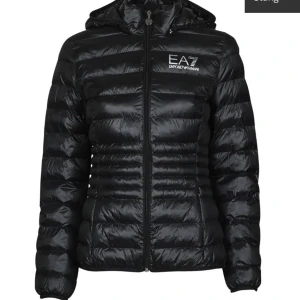 Armani jacka  - Säljer min Armani jacka i storlek xxs men passar xs. Endast andvänd en höst. Kom privat för fler bilder.💕