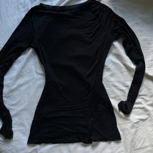 Svart långärmad tröja - Intimissi långarmad tröja, strl m men passar xs/s också. Har ett litet hål i ena armen syns på sista bilden.