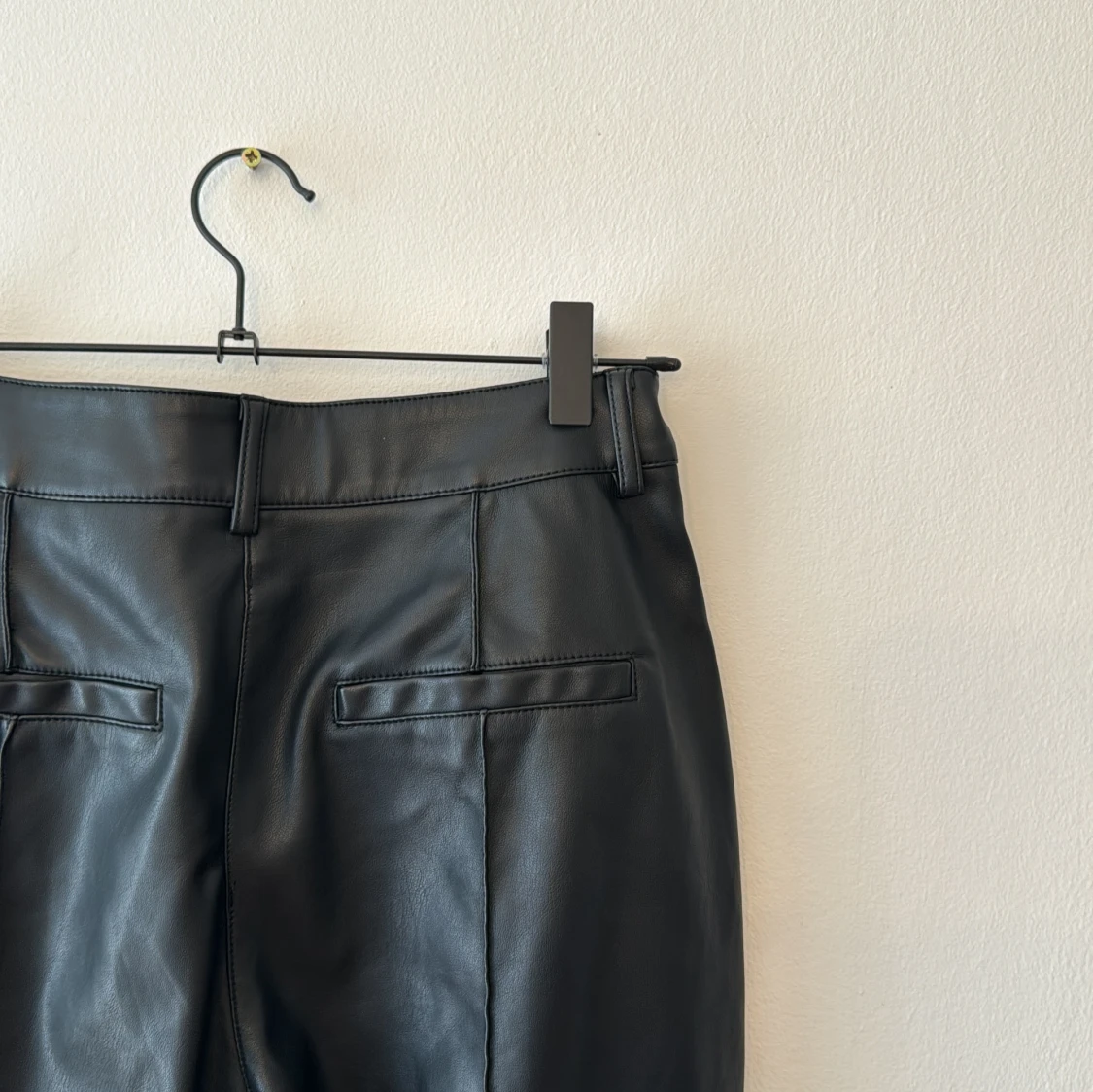 Svarta skinnbyxor - 91