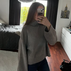 Sjukt fin stickad tröja - Suuper fin och höstig stickad tröja från hm och inte säljs längre!!