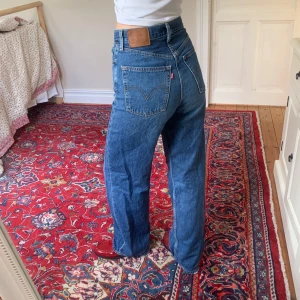 Jättesnygga jeans från Levi’s - I modellen high loose, W25 L31🫶i bra skick - lite slitet på ena byxbenet, se bild