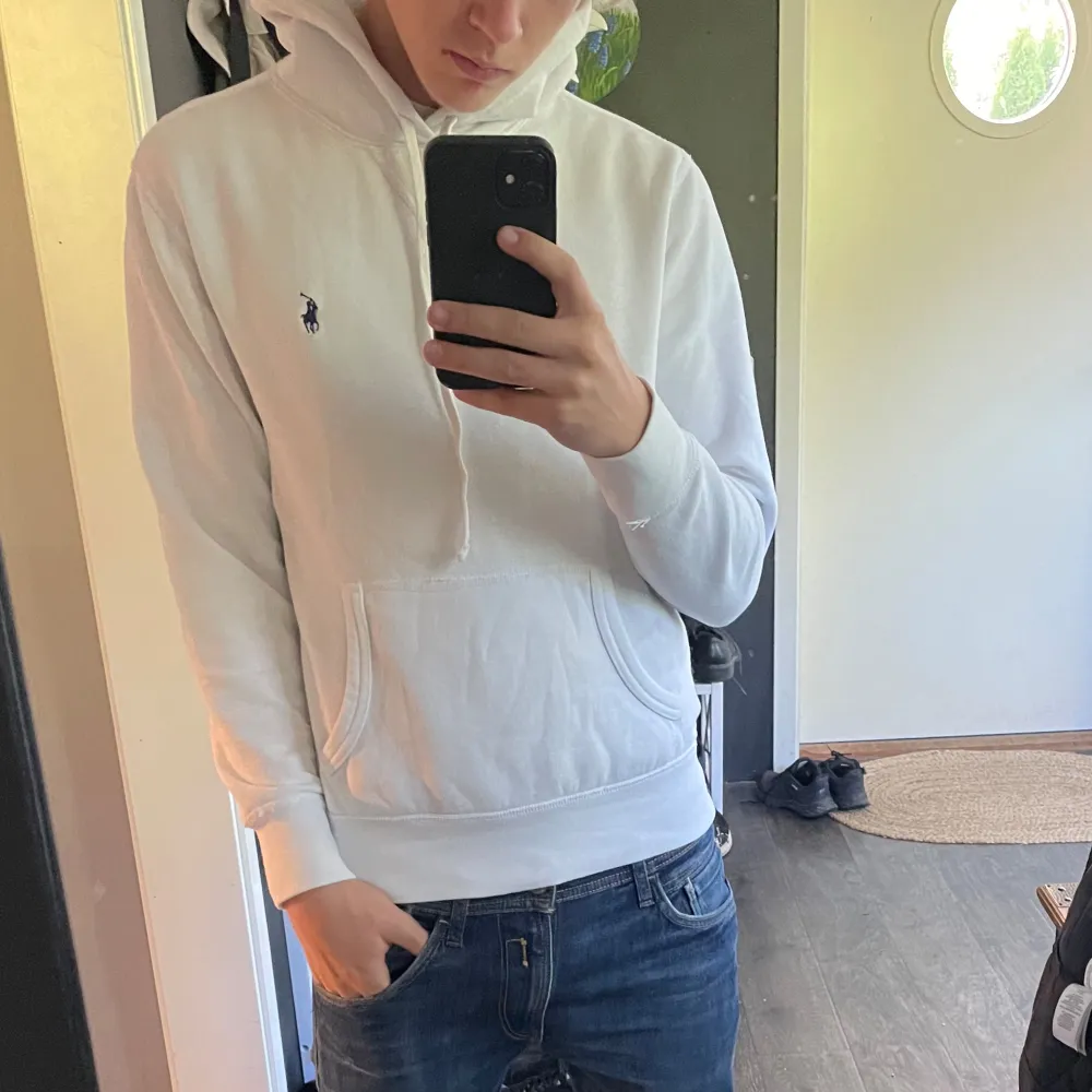 Ralph lauren hoodie i väldigt bra skick, inga defekter. Storlek xs, skriv för fler frågor priser kan alltid diskuteras!. Hoodies.