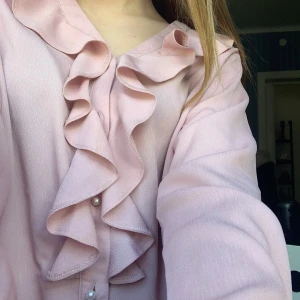 Rosa blus - Rosa blus från isolde💗 Jättefina volangdetaljer med pärlor 💗