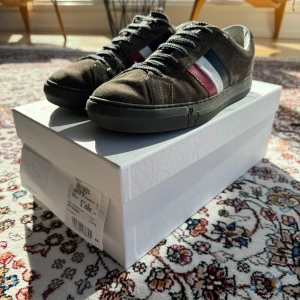 Moncler skor - Skorna är i ok skick, de är hela och rena men lite slitage på undersidan på sulan syns. Modell: New Monaco, nypris 3000kr
