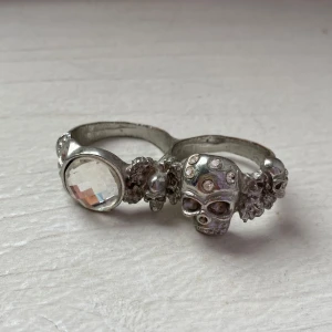 Ring - En ring för två fingrar med dödskalle och diamant på, unikt och bli snyggt till din outfit! Skulle gissa att den är storlek XS/S då den inte går ända ner på mina fingrar, men är inte säker🌸