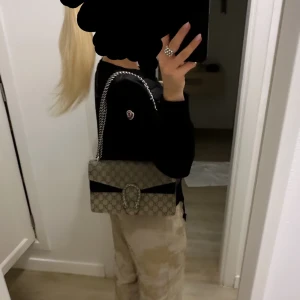 Moncler cardigan  - Säljer min moncler cardigan som är i fint skick men som knappt används längre. Nypris  9000