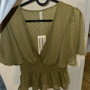 Blus  - Aldrig används , storlek S 