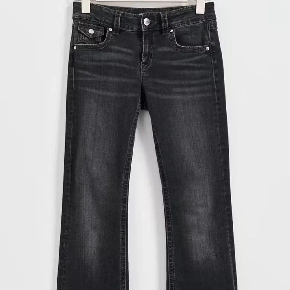 Säljer dessa gråa bootcut jeans från Gina Young, i storlek 152 men passar xs/xxs💕. Jeans & Byxor.