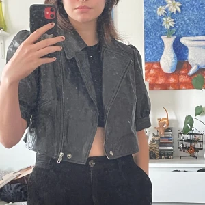 Läderjacka - Jättesöt läderjacka med lite feminin touch! 