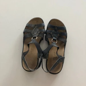Sandaler - Slitna sandaler, men inte sönder!