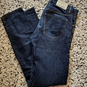 J.Lindeberg jeans - Snygga blå jeans utan tecken på användning från märket J.Lindeberg. Premium jeans i slim modell, perfekt för en stilfull vardag! Strl 31/34 Hör av dig vid frågor!