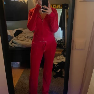 Juicy couture sett - Ett rött mjukis sett från juicy couture. S på tröja och Xs på byxor 