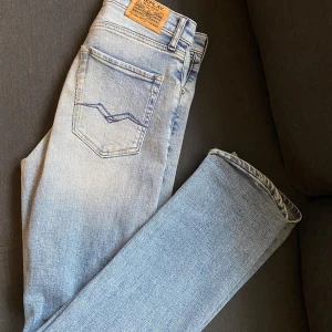 Replay jeans thad boyfriend - Ett par Replay jeans i fint skick ba en liten tråd som är lös (Replay loggan bild 4), de är storlek 158 men skulle säga att man kan ha de om man har 27/30 ish elr 170. Kom med frågor🙌