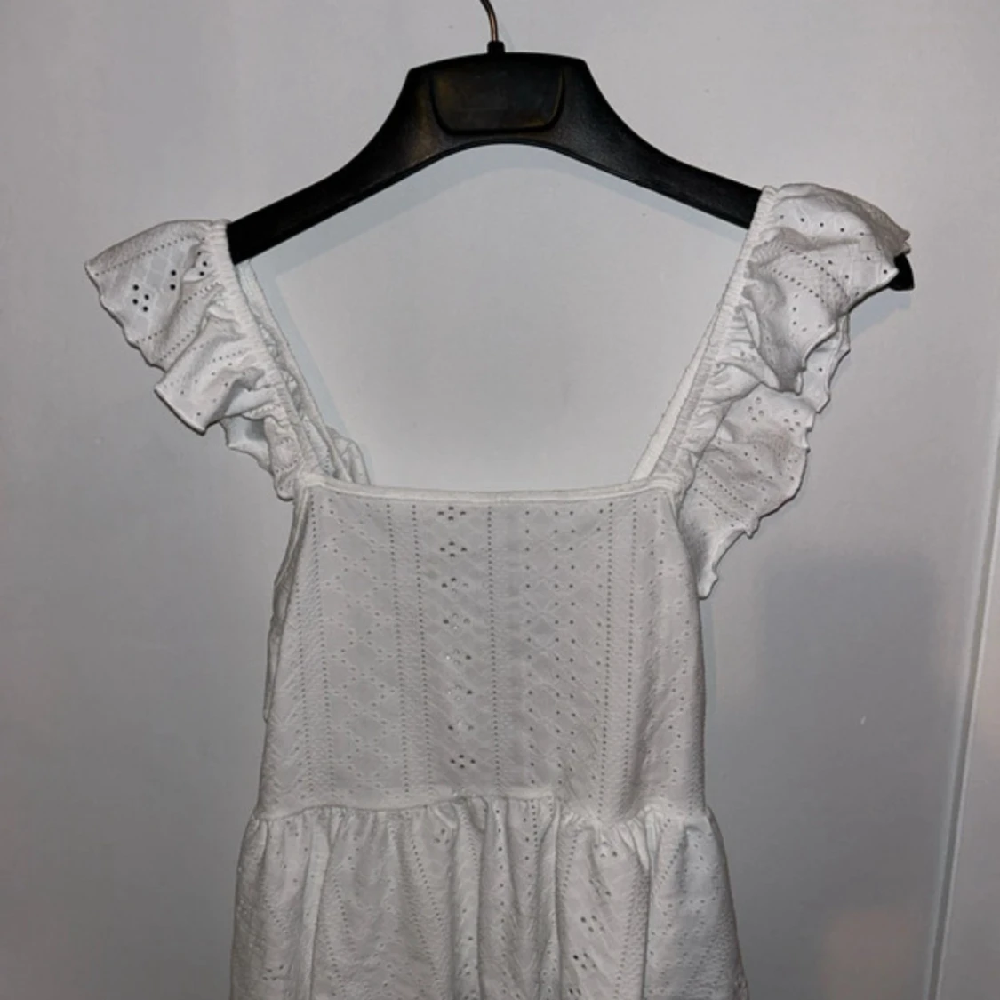 Vit klänning med volangdetaljer