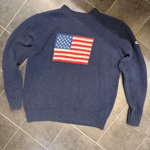 American Flag Sweater - Säljer denna ursnygga koftan som är mycket populär!| Den är i storlek L men passar även M enligt mig🙂| I fint skick och av 100% Bomull🤩| Vid frågor eller funderingar är det bara att höra av dig, Mvh Willyscloset🤝