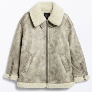 Skönt och stiligt grå jacka - Jag köpte denna snygg grå jacka för 1000kr på impuls… Nu att jag är en pank student vi jag sälja den. Jackan har en cool vintage-look,  med långa ärmar, vit fuskpälsfoder, dragkedja och praktiska fickor. Perfekt för kyliga dagar när du vill hålla stilen. Jag har 34 för storlek men tog 36 för att det ska vara lite oversize. 