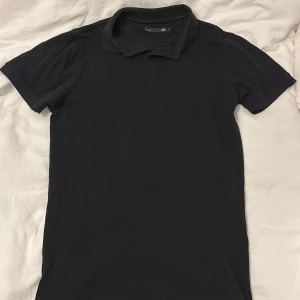 Svart piké  - Pike från lager 157 helt oanvänd