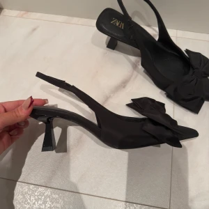 Zara klack skor  med rosetter - Super söta klackar från zara med rosetter. Använda 1 gång. Storlek 37. Använd köp nu!